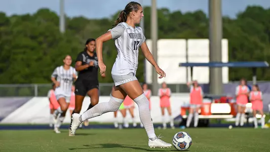 Analiese Anderson dribbling up the field