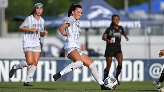 Averi Walraven kicking the ball