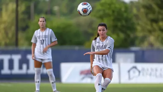 Averi Walraven kicking the ball