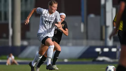Kate Carter dribbling the ball
