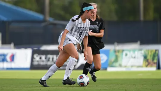 Ari Munoz working past the defense