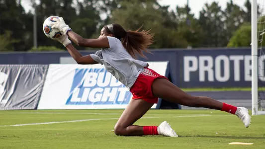 Mercedes Sapp diving to save the ball