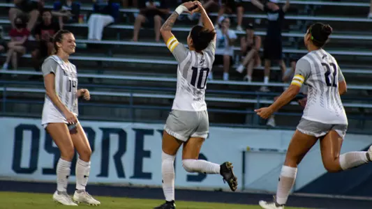 Thais Reiss celebrating a goal