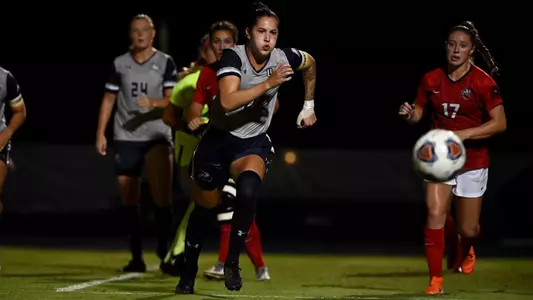 Thais Reiss dribbling the ball forward