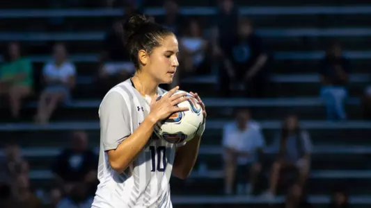Thais Reiss squeezing the ball