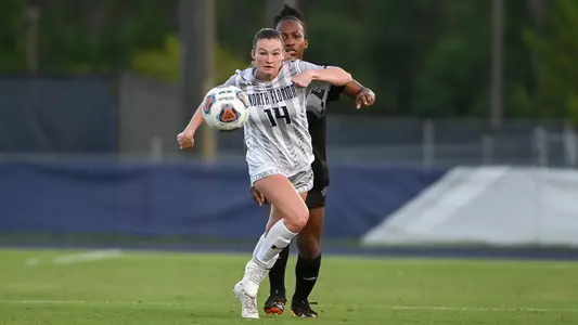 Lauren Weiss working past the defense