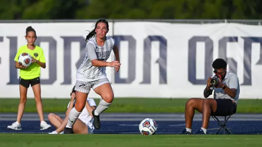 Mikayla Bond dribbling the ball