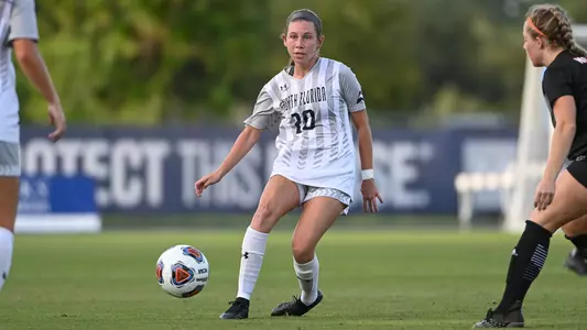Amanda Hartmann making a pass