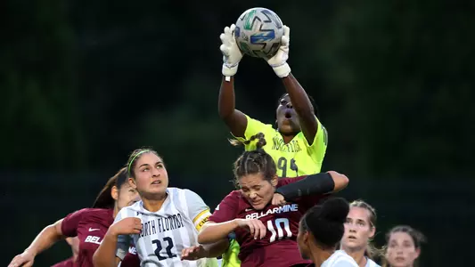 Mercedes Sapp catching the ball