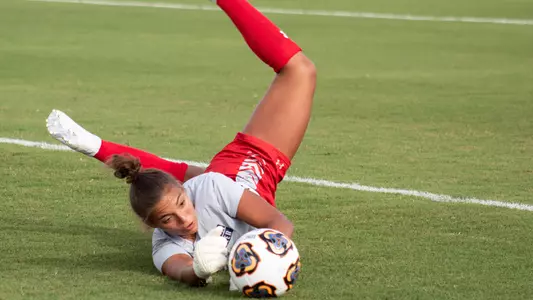 Sofia Miliancano diving after the ball