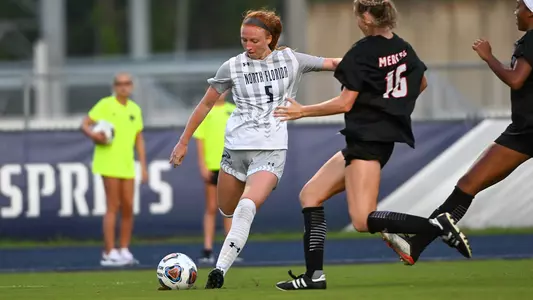 Emma Voigt passing the ball