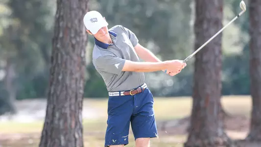 Nick Gabrelcik follows through on a chip shot from the fairway