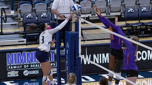 Gabby O'Connell makes an attack at the net