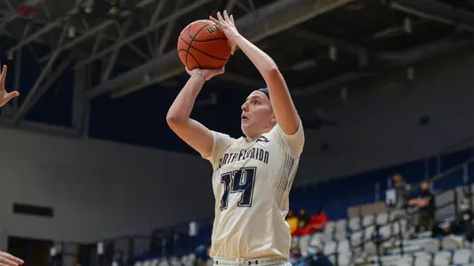 Erin Jones shoots a three-pointer against Lipscomb