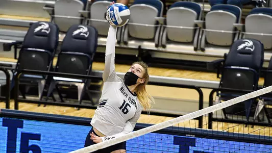 Jessica Buis makes an attack.