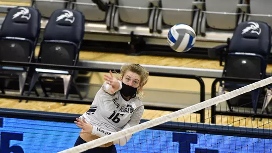 Jessica Buis makes an attack.