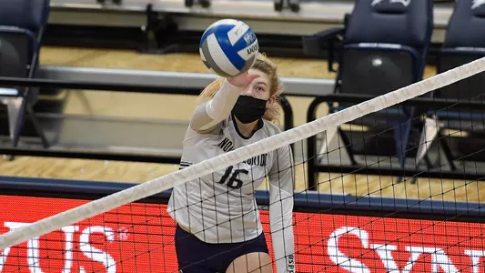 Jessica Buis makes an attack.