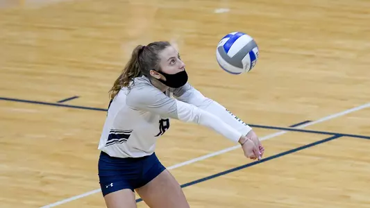 Alessia Venturelli sets the ball.