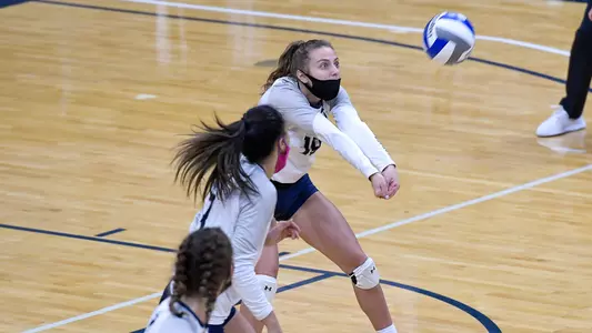 Alessia Venturelli sets the ball.