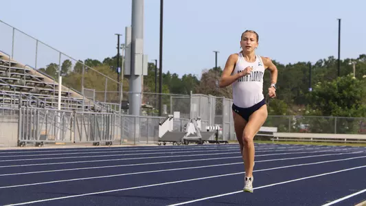 lydia van dijk running on Visit Jax Track