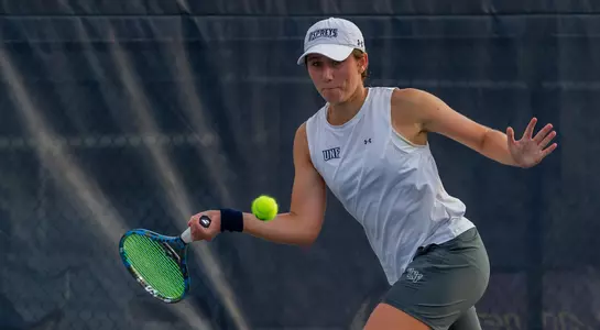 Catherine Gulihur hitting the tennis ball forehand