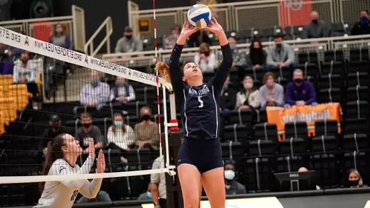 Julianna Askew makes a set attempt.