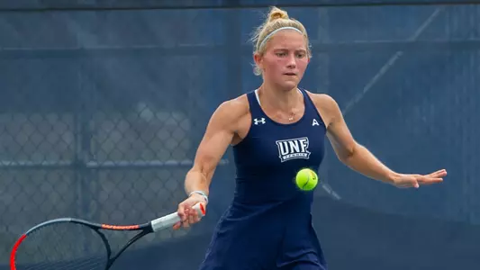 Annabelle Davis hits a forehand.