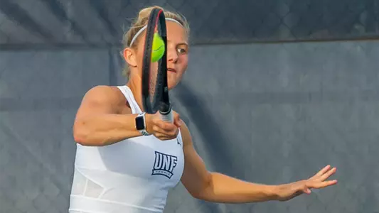 Annabelle Davis hits a forehand closeup.