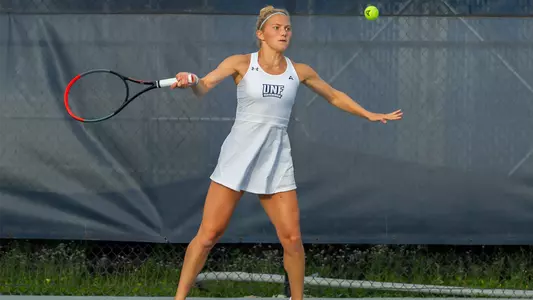 Annabelle Davis hits a forehand.
