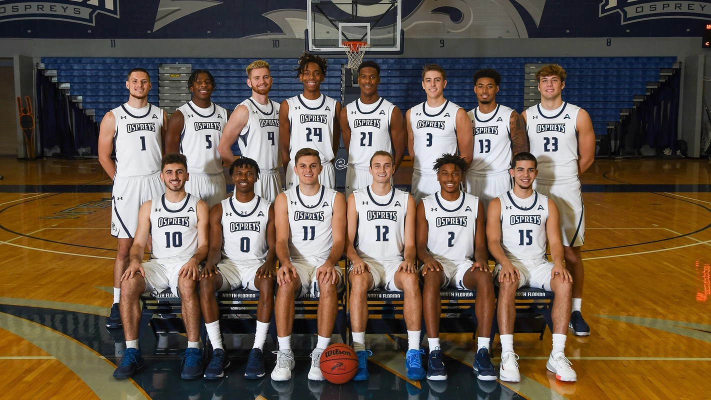 2020-21 Men's Basketball Team poses as a group on the court