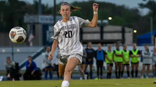 Amanda Hartmann passes the soccer ball