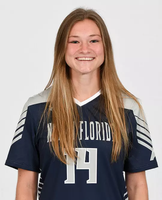 Head shot of Lauren Weiss