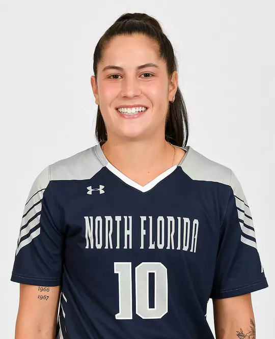 Head shot of Thais Reiss