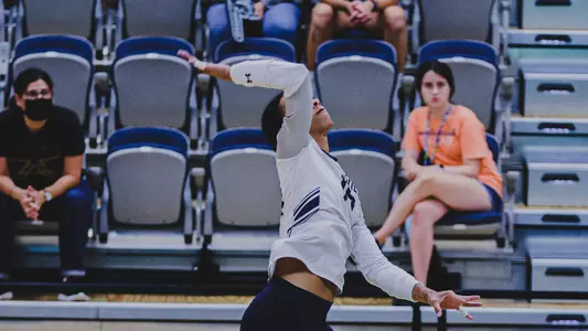 Hollingsworth-Santana making a serve