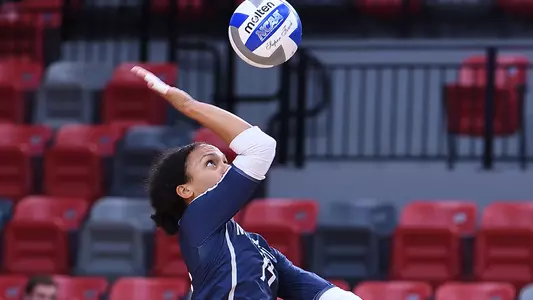 Dariana Hollingsworth-Santana makes a serve