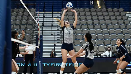 Julianna Askew sets the ball