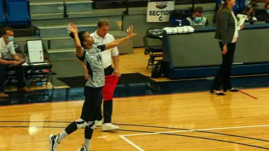 Dariana Hollingsworth-Santana makes a serve