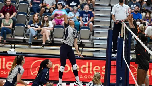 Dariana Hollingsworth-Santana makes an attack