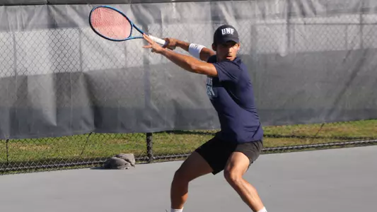 Breno getting ready to hit a forehand