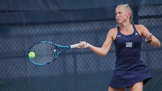 Megan Forster hitting a forehand
