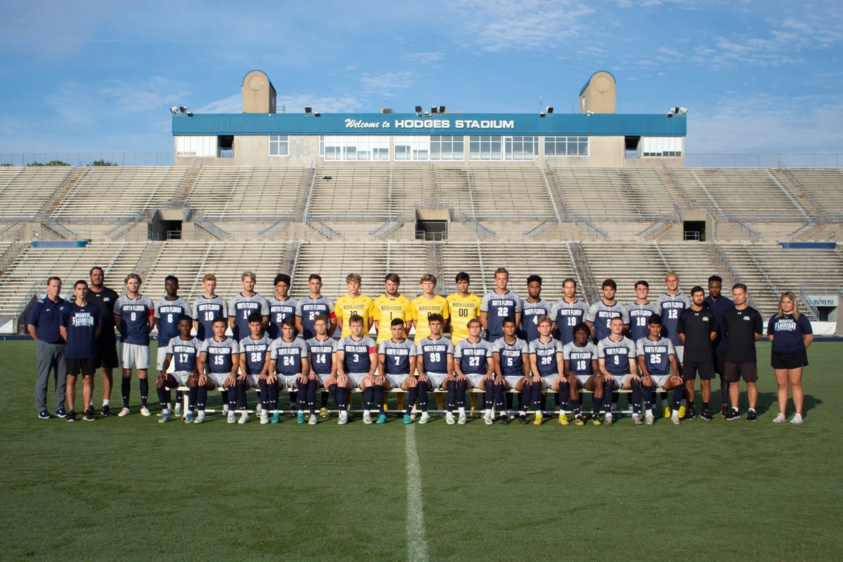 Men's soccer 2022 team photo outside of hodges stadium