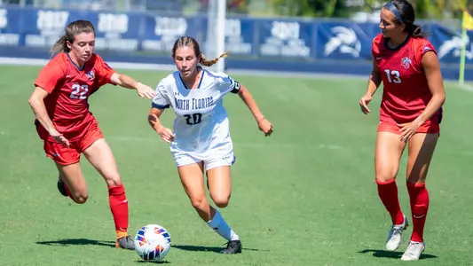 Amanda Hartmann dribbling the ball forward