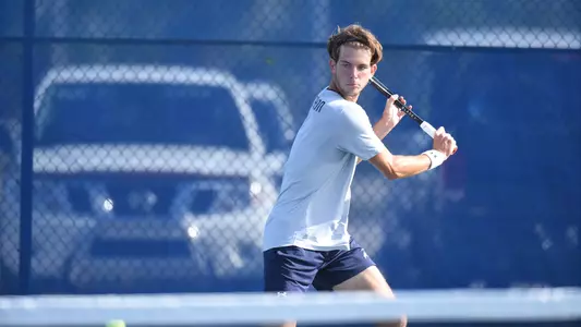 Jonas Hartenstein hitting a back hand
