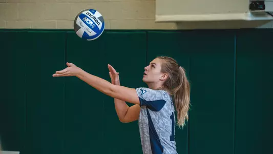 Jessica Buis going for a serve