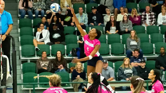 Mahalia White going for an attack