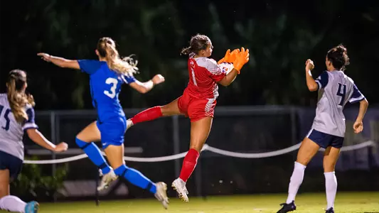 sofia miliancano jumping to secure a pass