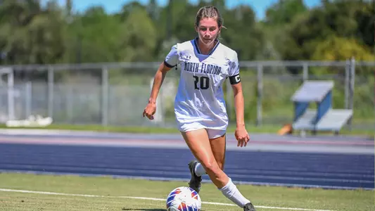 Amanda Hartmann dribbling up field