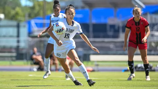 Erin Jones dribbling the ball up field