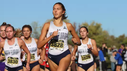 Isa Leen running in cross country competition