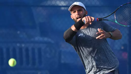 Rodrigo Crespo hitting a forehand